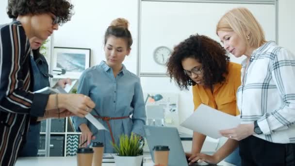 Kluge aktive Frauen im Gespräch über Geschäftsprojekte am runden Tisch am Arbeitsplatz — Stockvideo