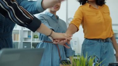 Çok ırklı bayanların el ele tutuşup birlik olduklarını ve kapalı mekanlarda el çırptıklarını ağır çekimde görüyoruz.