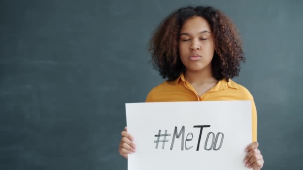 Portret van Afro-Amerikaans meisje met MeToo hashtag poster ter ondersteuning van slachtoffers van seksueel misbruik — Stockvideo