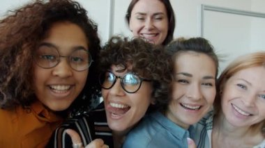 Komik kadınların selfie çekerken, suratlarını buruştururken ve kameraya bakarken yavaş çekim portresi.