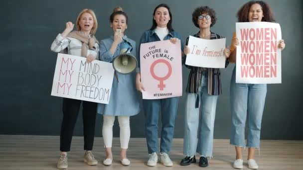 Cinsiyet eşitliği posterleri tutan ve megafonla bağıran kadın feministlerin portresi — Stok video