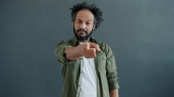 Портрет серйозного арабського хлопця, який вказує на камеру і розмахує пальцями, вимагаючи дисципліни. — стокове відео