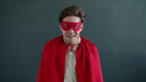 Agresivní chlap na sobě superman kostým při pohledu na kameru s výzvou a bít vzduch s pěstmi — Stock video