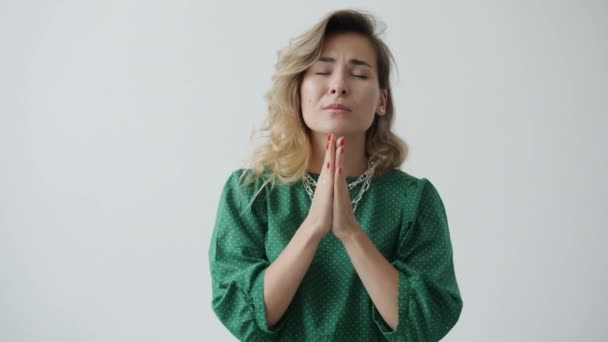 Портрет безпомічної дівчини, яка просить допомоги зробити жест молитви і подивитися на камеру — стокове відео