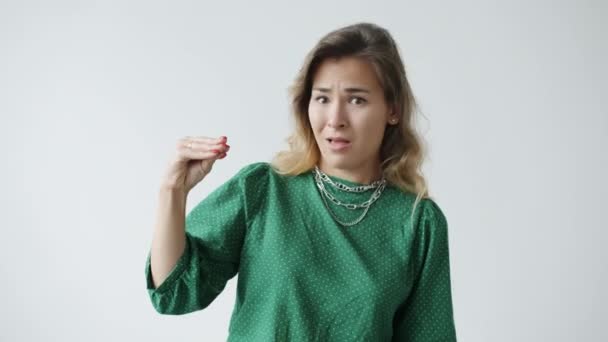Zeitlupe einer gestressten und genervten Frau, die bla bla bla Handgeste macht, um ihre Unzufriedenheit mit dem Abklatschen auszudrücken — Stockvideo