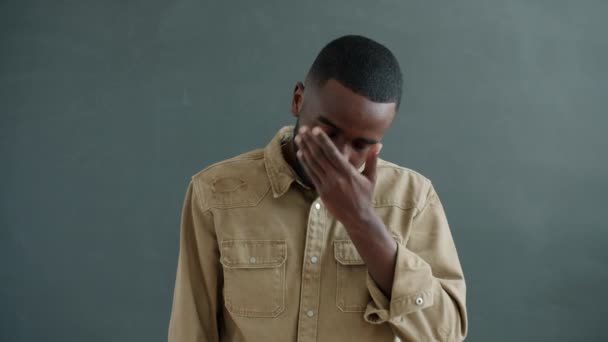 Mișcarea lentă a unui afro-american nefericit care plânge uitându-se la camera cu fața tristă — Videoclip de stoc