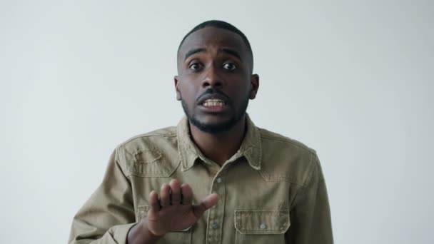 Portretul unui tânăr afro-american care cere liniște atingând buzele cu degetul — Videoclip de stoc