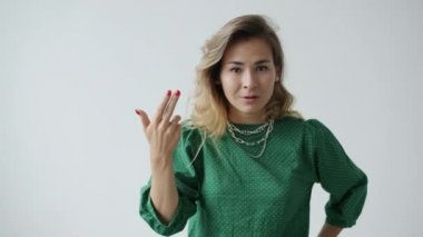 Duygusal genç bir kadının portresi şakaktaki el hareketlerini gösteriyor.