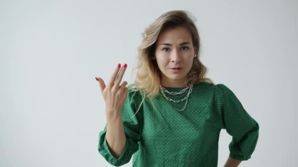 寺で指をねじる愚か者の手のジェスチャーを示す感情的な若い女性の肖像 — ストック動画