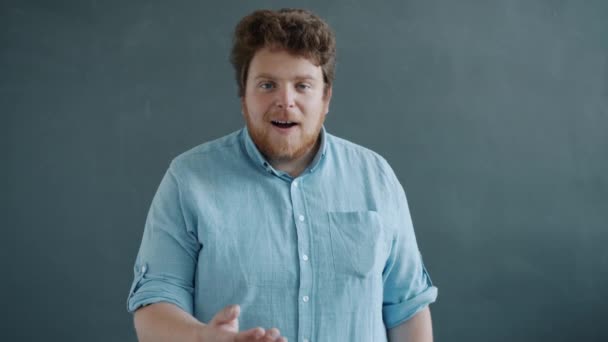 Porträt eines schüchternen und dankbaren Typen, der Danke-Geste und rührendes Gesicht macht — Stockvideo