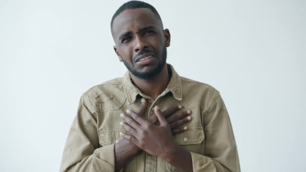 Retrato en cámara lenta de un joven afroamericano desesperado mendigando haciendo un gesto de oración con la mano — Vídeo de stock