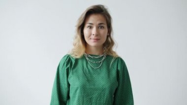Güzel bir kızın portresi EVET diyor gülümsüyor ve beyaz arka planda başını sallıyor