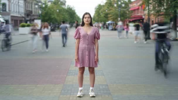 Time lapse de atractiva mujer asiática de pie en el centro de la ciudad en la calle peatonal — Vídeos de Stock