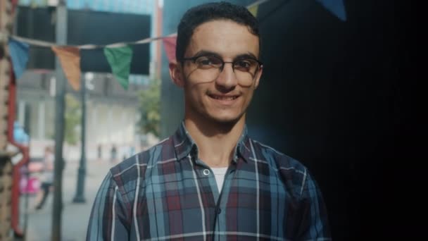 Retrato de hombre árabe alegre mirando a la cámara con sonrisa feliz parado al aire libre solo — Vídeos de Stock