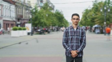 Orta Doğulu bir adamın yaya caddesinde tek başına dikilirken çekilmiş bir portresi.