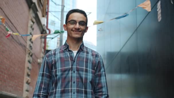 Přátelský a veselý mladý Arab muž ukazuje ok gesto ruky a usmívá se stojí venku — Stock video