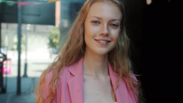 Портрет красивой девушки со светлыми волосами, стоящей на улице — стоковое видео