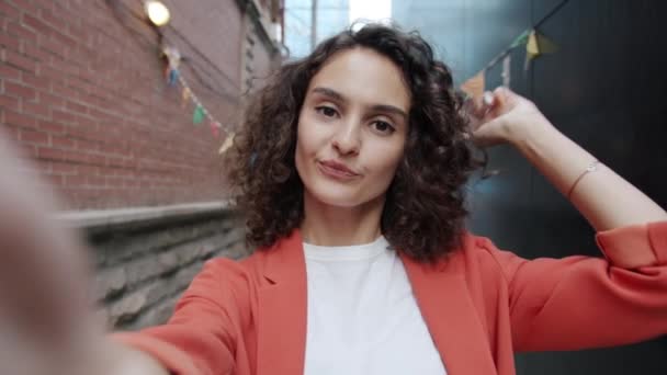 POV portret van schattig meisje nemen selfie buiten kijken naar webcam poseren met de hand gebaren en gezichtsuitdrukkingen — Stockvideo