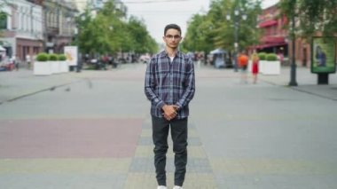 Orta Doğulu bir adamın ciddi bir yüzle açık havada çekilmiş portresi.