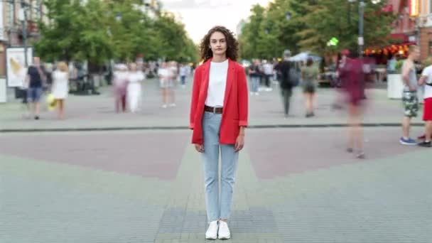 Čas vypršel portrét dobře vypadající ženy stojící v pěší ulici sám mezi davem lidí — Stock video