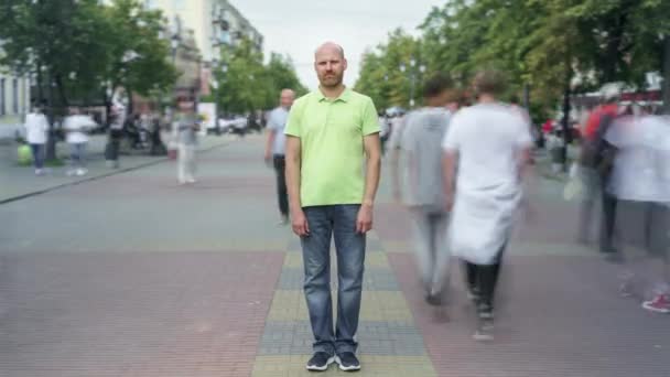 El lapso de tiempo del joven de pie al aire libre en la calle peatonal en verano — Vídeos de Stock