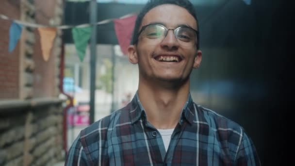 Orta Doğulu genç ve mutlu bir adam dışarıda gülümsüyor ve gülüyor. — Stok video