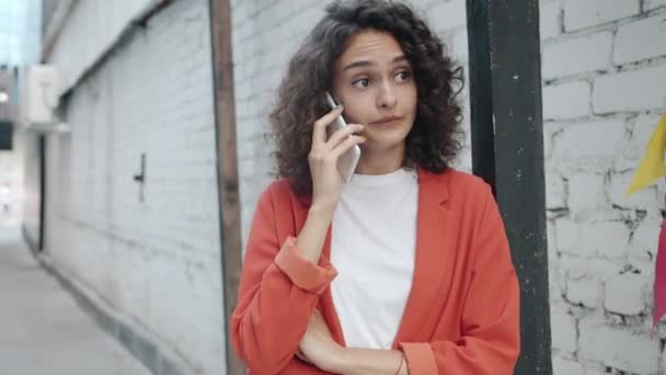 Ambiciosa chaleira falando no telefone celular ao ar livre em pé na rua da cidade ocupada com a comunicação — Vídeo de Stock