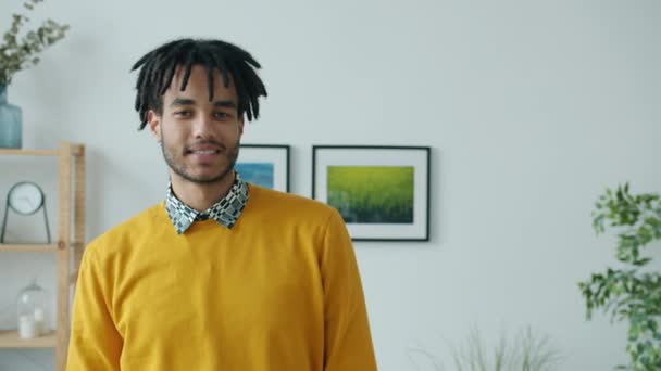 Porträtt av glada unga afroamerikanska mannen ler tittar på kameran — Stockvideo