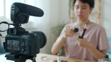 Kozmetikle ilgili vlog için modern dijital kamera ekran kayıt videosunun yakın plan görüntüsü