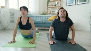 Formda erkek ve kadın video kaydedicilerin ve kameraya bakarak spor yapanların portresi