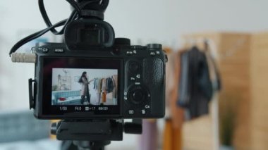 İnternetteki vlog için video hazırlayan Asyalı stilisti gösteren video kamera ekranının yakın çekimi