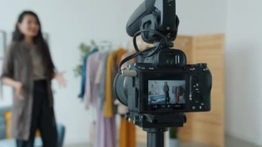 Moda kıyafetleri hakkında video kaydeden kadın stilisti gösteren dijital kamera ekranının yakın çekimi
