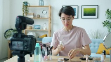 Çevrimiçi vlog tutucu ürünleri için yaratıcı blogger kayıt videosu ve konuşma