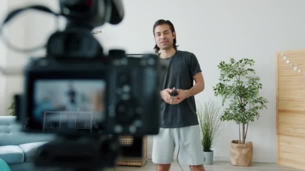 Sport vlogger opname video met home training springen met springtouw en praten met de camera — Stockvideo