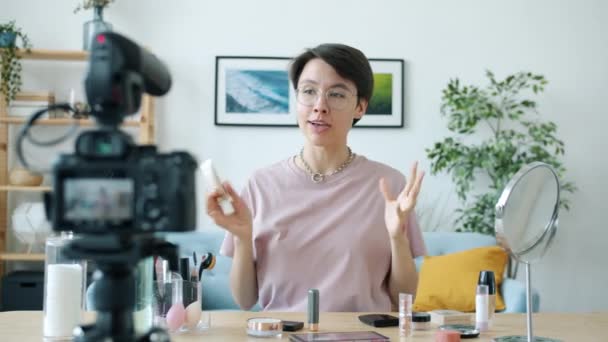 Mulher bonita falando sobre make-up gravação de vídeo para internet vlog — Vídeo de Stock