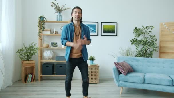 Portrait d'un beau danseur masculin en mouvement et parlant enregistrement vidéo pour le blog de médias sociaux — Video