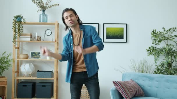 Arckép jóképű srác blogger tánc beszéd bemutató hüvelykujj-up felvétel videó — Stock videók