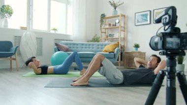 Kız ve erkek blogcular internet günlüğü için çalışıyor ve eğleniyorlar.