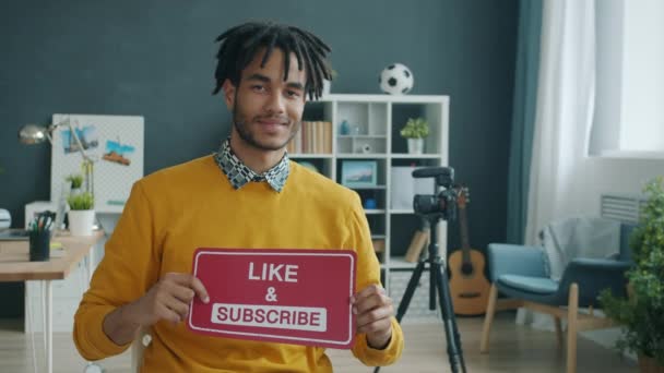 Güzel görünümlü Afro-Amerikan vlogger 'ın portresi Sevgi ve abonelik tabelası taşıyor. — Stok video