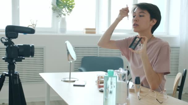 Profesjonalny makijażysta nagrywający wideo do internetu vlog stosujący kosmetyki w domu — Wideo stockowe