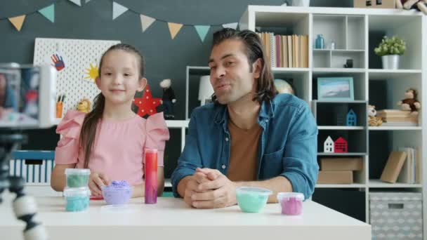 Kid dan ayah dicampur ras keluarga rekaman konten untuk internet vlog berbicara tentang playdough menggunakan kamera smartphone — Stok Video