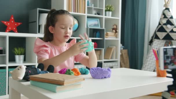 Lambat gerak anak-anak blogger bermain dengan modeling tanah liat dan berbicara untuk mobile camera vlogging — Stok Video