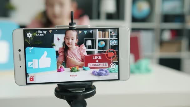 Close-up de tela de telefone inteligente e vlogger menina gravação de vídeo para vlog on-line em casa — Vídeo de Stock