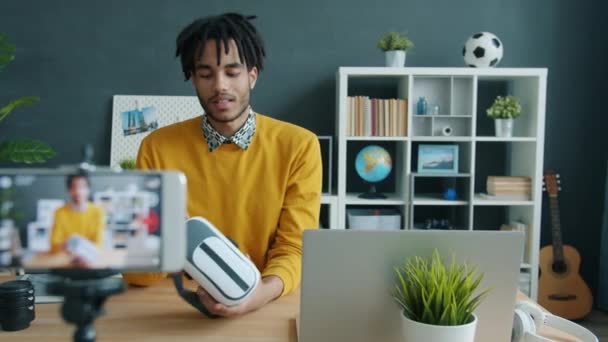 Afroamerikansk vlogger inspelning video om virtuella verklighets glasögon med hjälp av smartphone kamera — Stockvideo