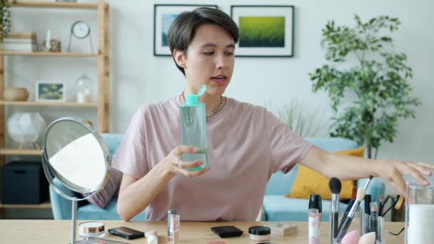 Portret van schoonheid blogger praten en gebaren kijken naar de camera met behulp van make-up remover — Stockvideo