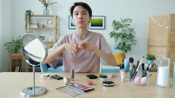 化粧品を適用したかわいい女性vloggerの肖像と化粧についての録音チュートリアル — ストック動画