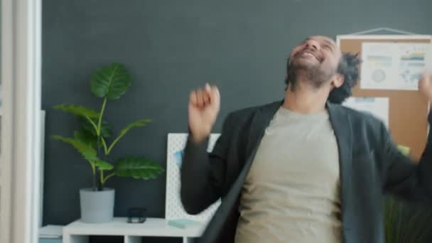 Glada Mellanöstern man dansa och sjunga ha kul på arbetsplatsen — Stockvideo