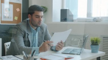 Ciddi bir ofis çalışanının evrak okuyup ofiste notlar alması yavaş bir hareket.