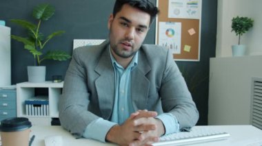 Ofisteki video konferansında çalışan konuşmalarının ve grafiklerin gösterilmesinin portresi