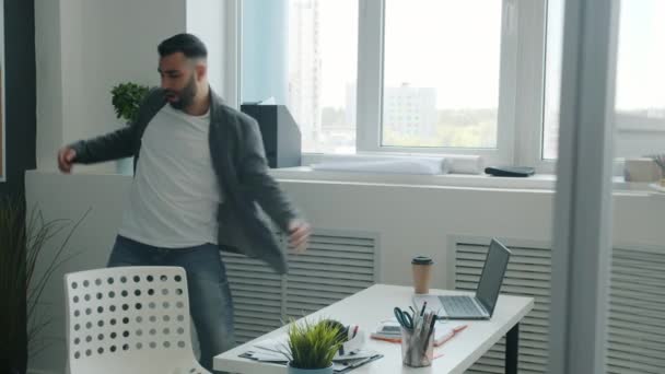 Slow motion av galna blandras kille dans och ha kul inomhus i kontorsrummet — Stockvideo